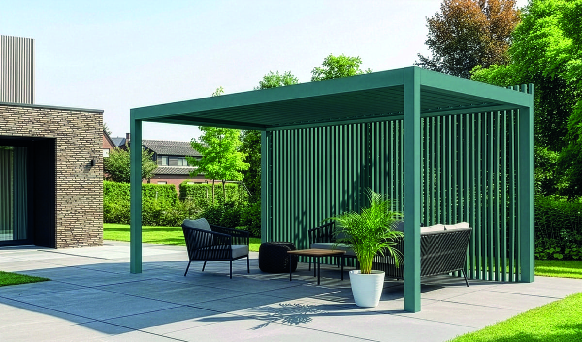 Pergola bioclimatica orientabile in alluminio verde scuro con parete frangisole a listelli verticali in un giardino curato